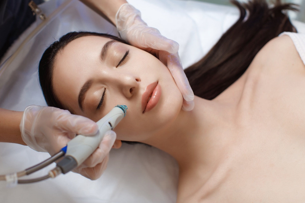 HydroDiamond facial treatment in progress